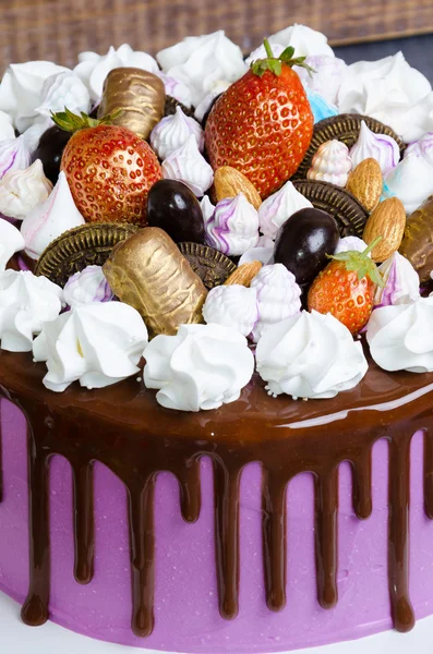 Düğün yıldönümü pastası merengue ve çikolata dekorasyon ile