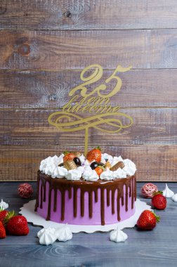 Düğün yıldönümü pastası merengue ve çikolata dekorasyon ile