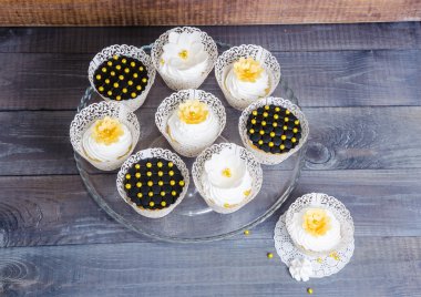 Altın ve siyah kek dantel paketleyicileri bir düğün