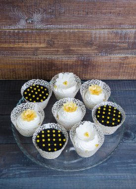 Altın ve siyah kek dantel paketleyicileri bir düğün