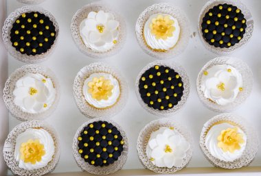 Altın ve siyah kek dantel paketleyicileri bir düğün