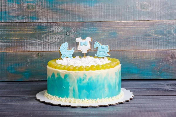 Dítě chlapec narozeninový dort s perníkem a hrozny — Stock fotografie