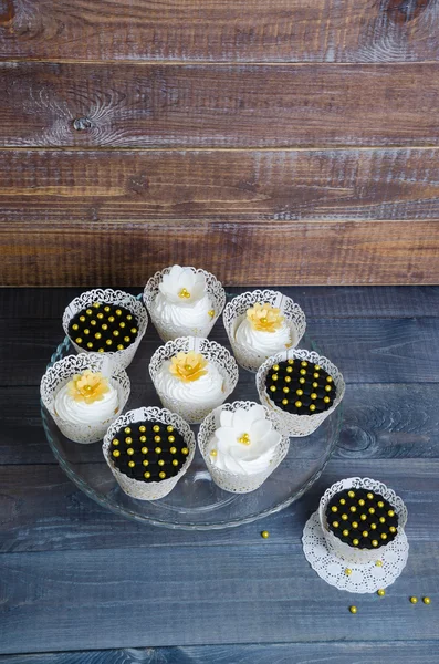 Altın ve siyah kek dantel paketleyicileri bir düğün