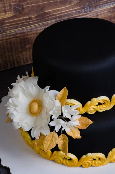 Or de mariage et gâteau noir et cupcakes dans des emballages en dentelle — Photo