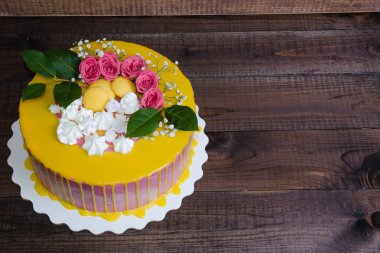 Gül ve macarons vanilya krem peynir pasta