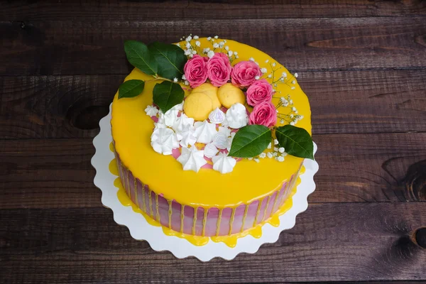 Vanilla cream cheese cake med rosor och macarons — Stockfoto