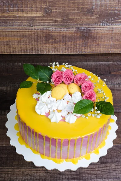 Vanille-Frischkäsekuchen mit Rosen und Macarons — Stockfoto