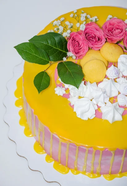 Vanille roomkaas taart met rozen en macarons — Stockfoto