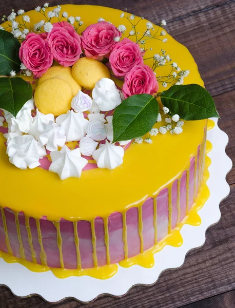 Vanilla cream cheese cake with roses and macarons — Stock Photo, Image