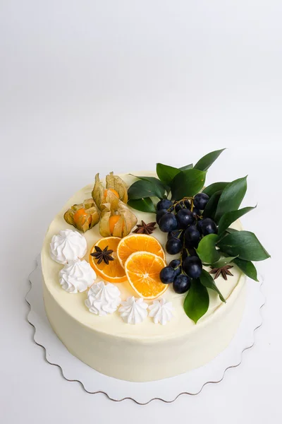 Vanille crème Cheesecake met druiven en sinaasappels — Stockfoto