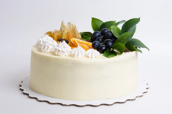 Vanilla cream cheese cake med vindruvor och apelsiner — Stockfoto