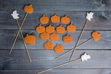 Cadılar Bayramı gingerbread fondan çerezleri farklı dekorasyon ile