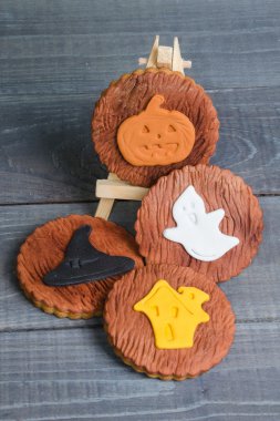 Cadılar Bayramı gingerbread fondan çerezleri farklı dekorasyon ile