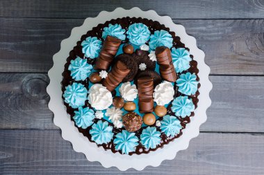 Çikolata renkli damla krem peynir pasta ile merengues