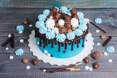 Çikolata renkli damla krem peynir pasta ile merengues