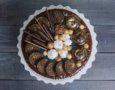 Çikolata renkli damla krem peynir pasta kurabiye ile