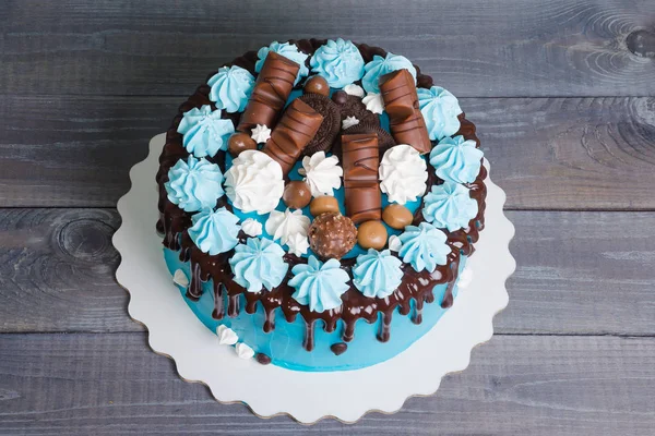 Choklad färg dropp färskost tårta med merengues — Stockfoto