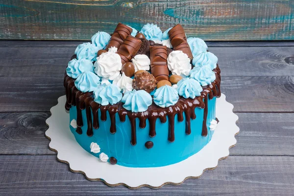 Chocolade kleur druppelen roomkaas cake met merengues — Stockfoto