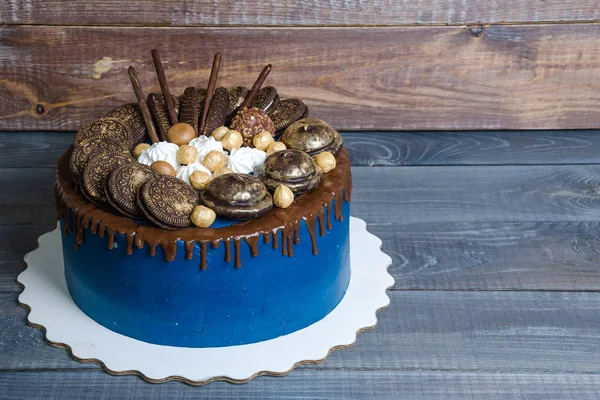 Chocolade kleur druppelen roomkaas cake met koekjes — Stockfoto