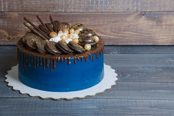 Chocolade kleur druppelen roomkaas cake met koekjes — Stockfoto