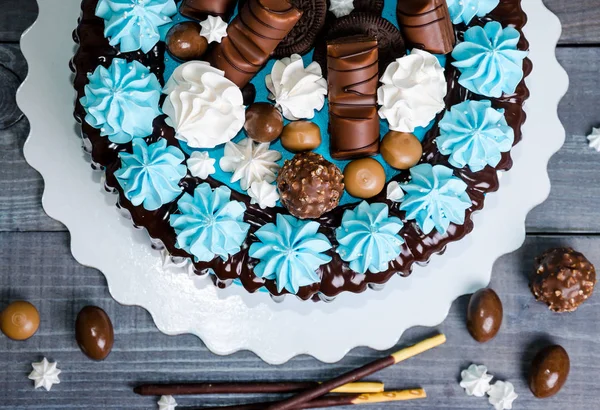 Chocolade kleur druppelen roomkaas cake met merengues — Stockfoto