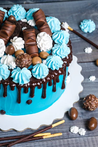 Chocolade kleur druppelen roomkaas cake met merengues — Stockfoto