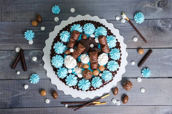 Chocolade kleur druppelen roomkaas cake met merengues — Stockfoto