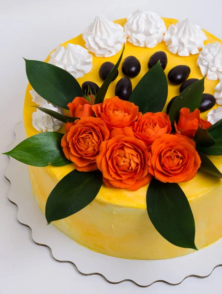 Vanille crème Cheesecake met Oranje Rozen — Stockfoto