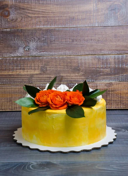 香草奶油芝士蛋糕配橙色玫瑰 — 图库照片