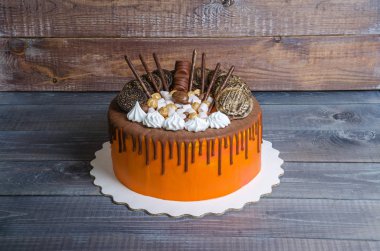 renk damla krem peynir pasta çikolata süslemeli