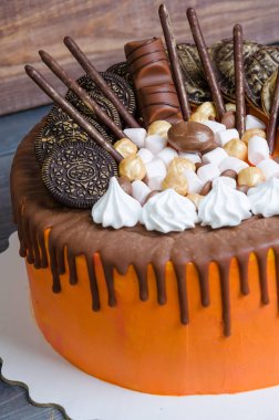 renk damla krem peynir pasta çikolata süslemeli