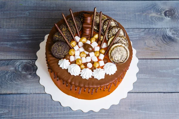 Kleur infuus roomkaas cake met chocolade decoratie — Stockfoto
