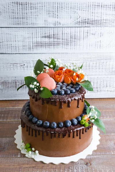 Düğün pastası Güllü çikolata iki katmanlı — Stok fotoğraf