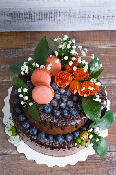 Choklad två lager bröllopstårta med rosor — Stockfoto