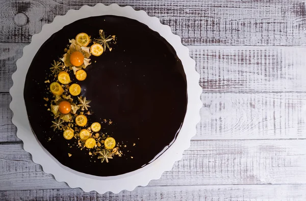 Chocolade kleur druppelen roomkaas met anijs en kumquat — Stockfoto