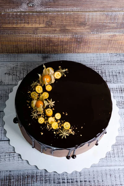 Chocolate color drip cream cheese with anise and kumquat — Stock Photo, Image