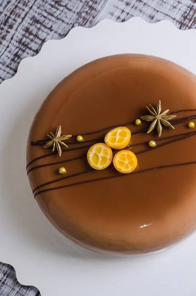 Mirror glaze mousse cake met anijs en kumquat — Stockfoto