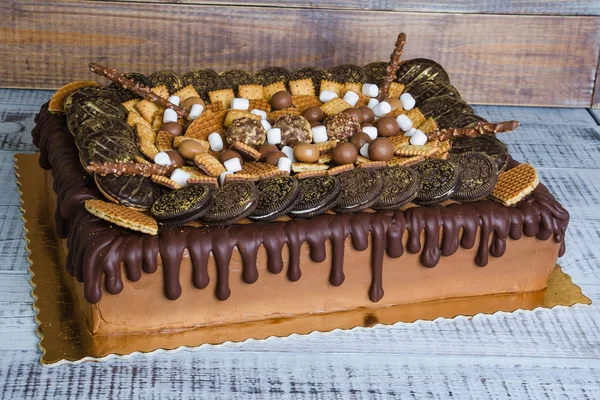 Chocolade kleur druppelen roomkaas cake met koekjes — Stockfoto