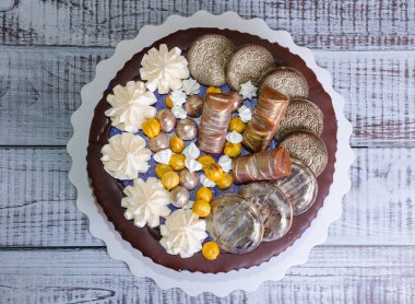 Çikolata renkli damla krem peynir pasta kurabiye ile