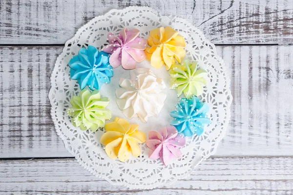 ahşap arka plan üzerinde renkli merengues