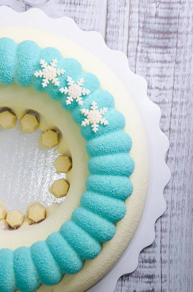 Schokolade Velour blau-weiße Mousse-Kuchen mit Schneeflocken — Stockfoto
