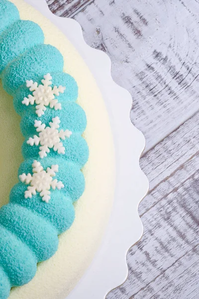 Schokolade Velour blau-weiße Mousse-Kuchen mit Schneeflocken — Stockfoto