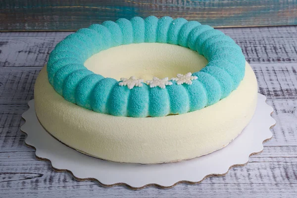 Schokolade Velour blau-weiße Mousse-Kuchen mit Schneeflocken — Stockfoto