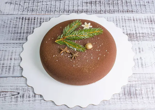 Tarta de mousse de Navidad de terciopelo de chocolate con decoración — Foto de Stock