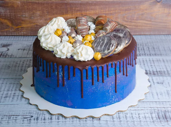 Chocolade kleur druppelen roomkaas cake met koekjes — Stockfoto