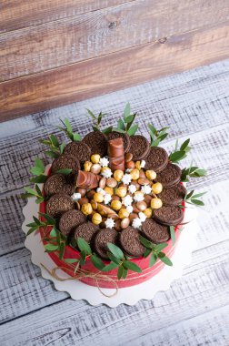 fındık ve okaliptüs ile kırmızı bir bisküvi rulo pasta