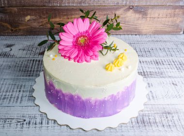 pembe gerbera ve okaliptüs ile ombre krem peynir kek