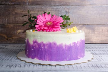 pembe gerbera ve okaliptüs ile ombre krem peynir kek