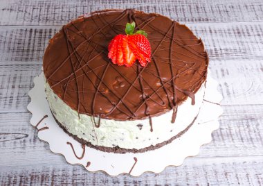 lezzetli lezzetli peynirli kek çikolata süslemeli