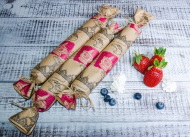 çilek ve yaban mersini çikolatalı salam